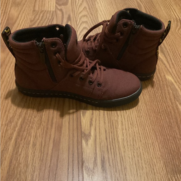 Women’s shoes high top size 7 brand Airwair wine color pre owned good condition - Picture 5 of 9